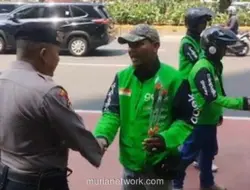 Pengemudi Ojol Beri Bunga ke Polisi di Hari Bhayangkara ke-80