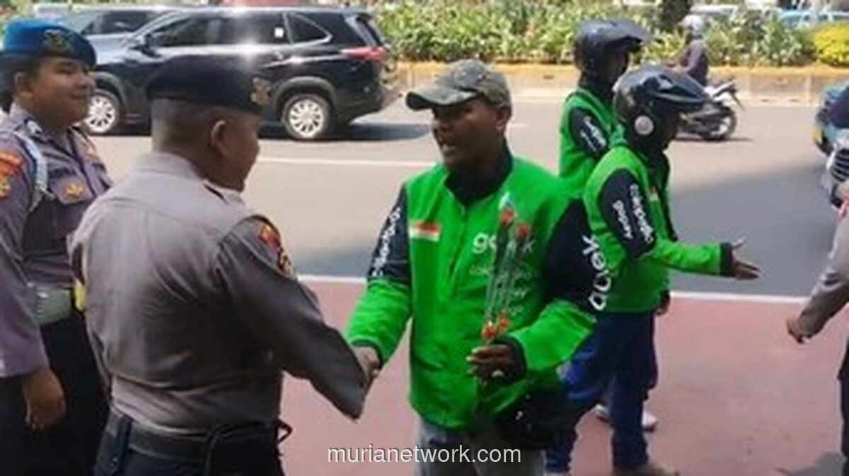 Pengemudi Ojol Beri Bunga ke Polisi di Hari Bhayangkara ke-80