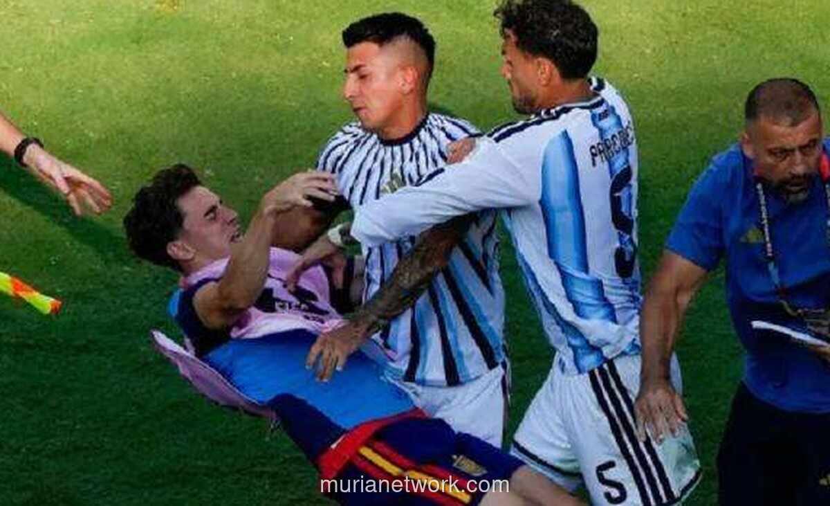 Paredes Ngamuk Usai Argentina Kalah, Cekik Eric Garcia dan Dorong Gavi