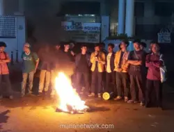 Mahasiswa Bakar Ban dan Dirikan Tenda di Depan Kejagung, Aksi Berlanjut hingga Malam