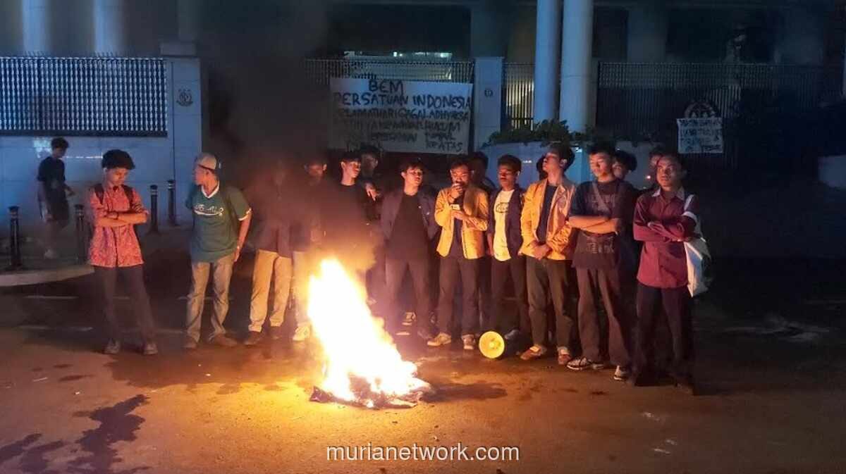 Mahasiswa Bakar Ban dan Dirikan Tenda di Depan Kejagung, Aksi Berlanjut hingga Malam