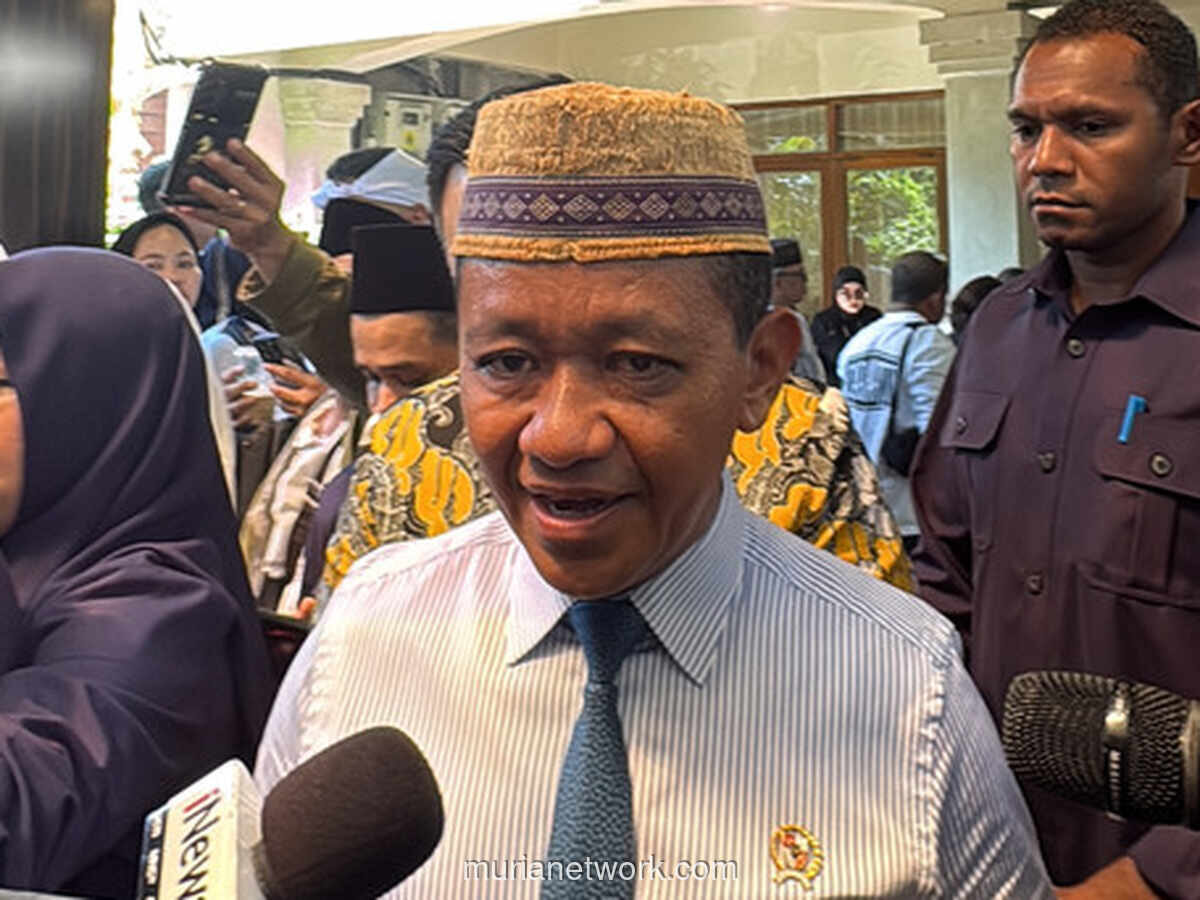 Bahlil dan Dony Oskaria Melayat ke Rumah Duka Rachmat Gobel