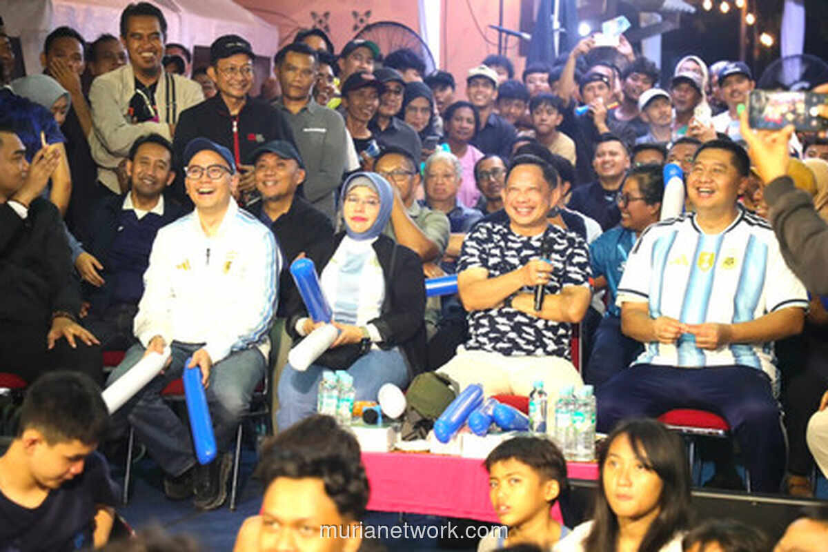 Mendagri Tito Karnavian Nobar Final Piala Dunia Bersama Warga, Tekankan Kebersamaan dan Ekonomi