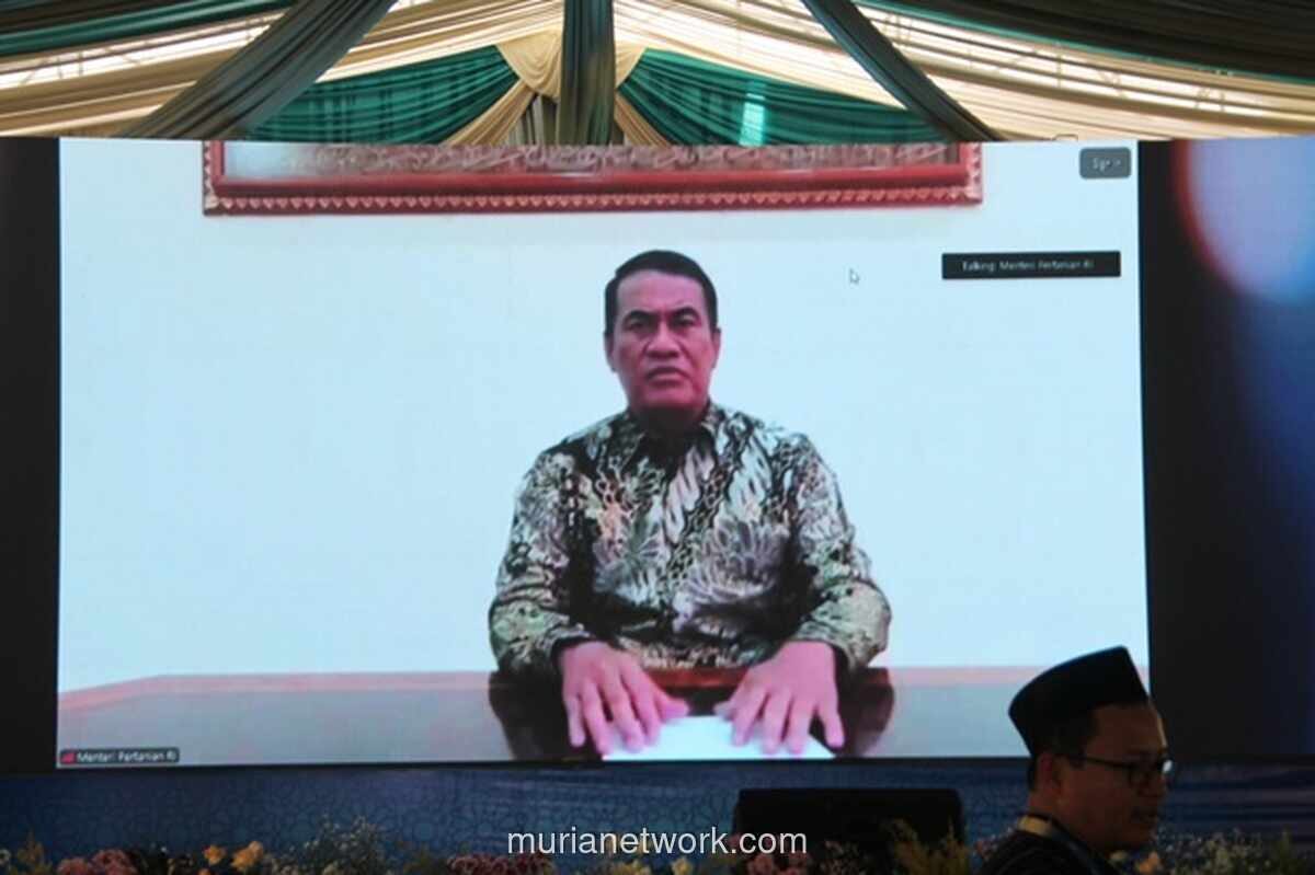Mentan Andi Amran Sulaiman Janjikan Pompa Air, Traktor, dan 600 Ayam Petelur untuk Ponpes eLKISI