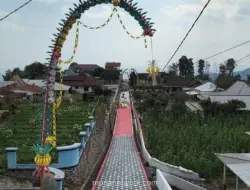 Warga Lereng Gunung Lawu Hias Jalan Kampung dengan Motif Batik Sambut HUT RI ke-81