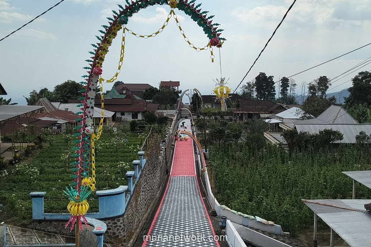 Warga Lereng Gunung Lawu Hias Jalan Kampung dengan Motif Batik Sambut HUT RI ke-81