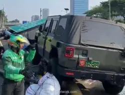Mobil Dinas TNI Tabrak Rambu di Depan Gedung DPR, Lalin Macet