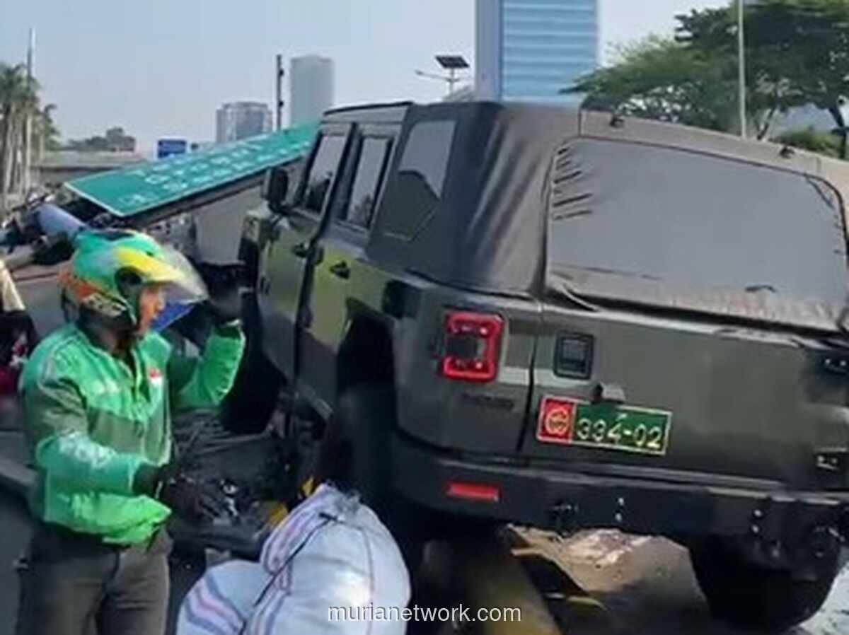 Mobil Dinas TNI Tabrak Rambu di Depan Gedung DPR, Lalin Macet