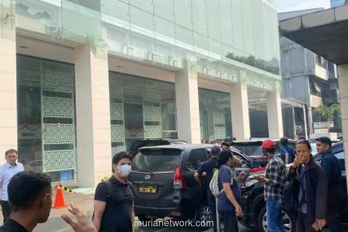 Polisi Datangi Kantor Badan Gizi Nasional, Kaca Rusak dan Serpihan Berserakan