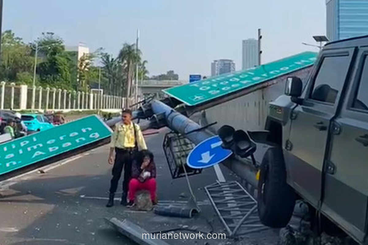 Mobil Dinas TNI Pindad Maung Kecelakaan di Tol Dalam Kota, Diduga Sopir Mengantuk