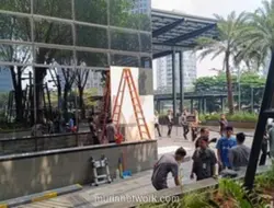 Mobil Tabrak Kaca Gedung di SCBD, Pengemudi Diduga Pengunjung