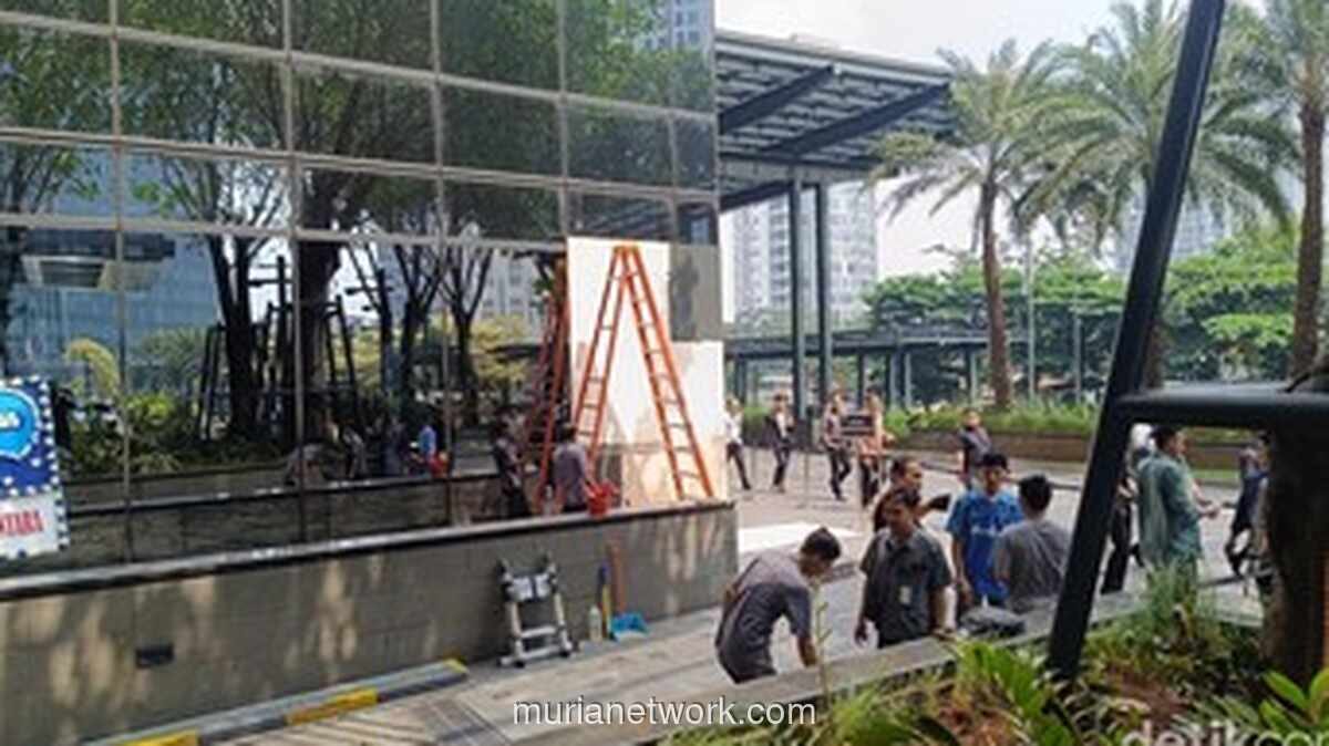 Mobil Tabrak Kaca Gedung di SCBD, Pengemudi Diduga Pengunjung