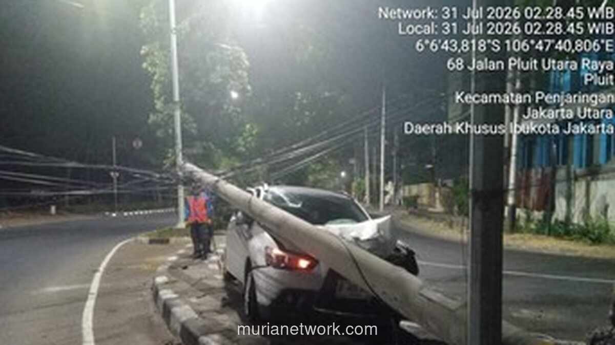 Mobil Tabrak Tiang Listrik di Jakarta Utara, Pengemudi Dilarikan ke RS
