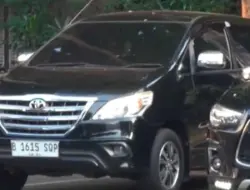Mobil Tim Jampidsus Terpantau di Polda Metro Jaya pada Dini Hari