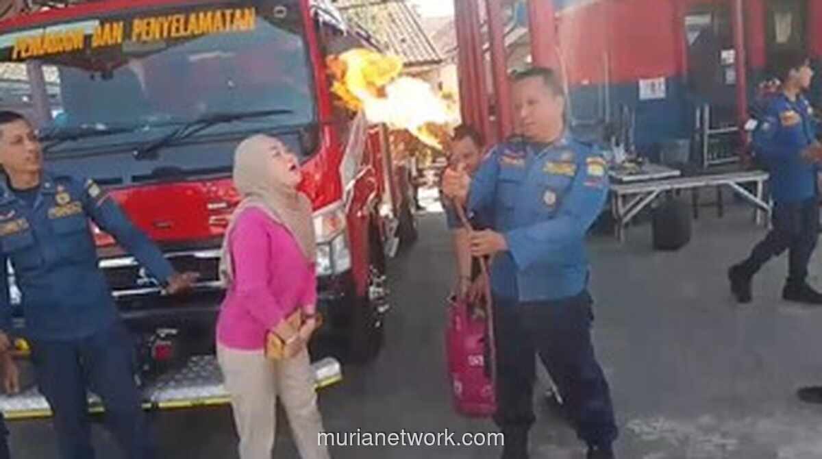 Warga Minta Damkar Sumedang Ucapkan Selamat Ulang Tahun, Petugas Penuhi dengan Semburan Api