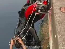 Pemotor Hilang Kendali dan Tercebur ke Kali Mookevart di Cengkareng