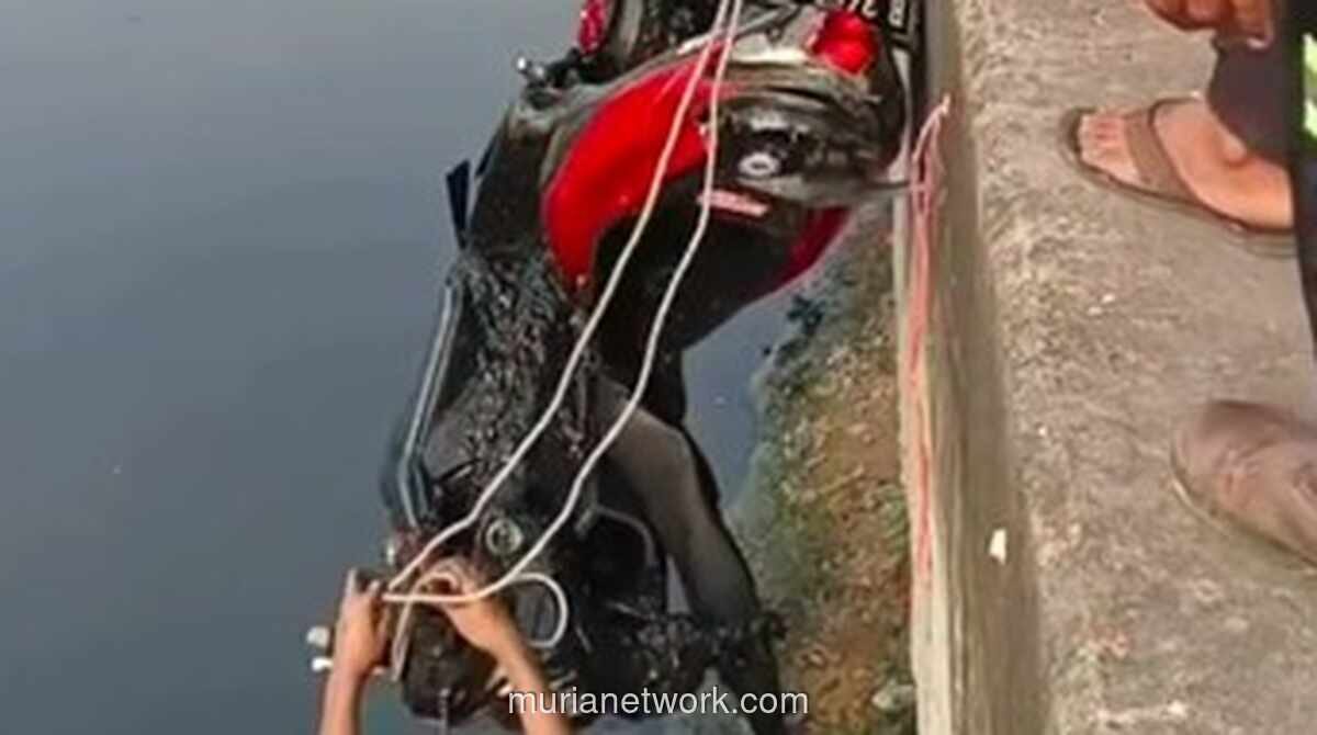 Pemotor Hilang Kendali dan Tercebur ke Kali Mookevart di Cengkareng