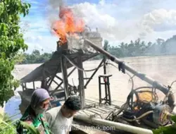 Polres Kuansing Musnahkan 12 Rakit Dompeng Ilegal di Sungai Kuantan