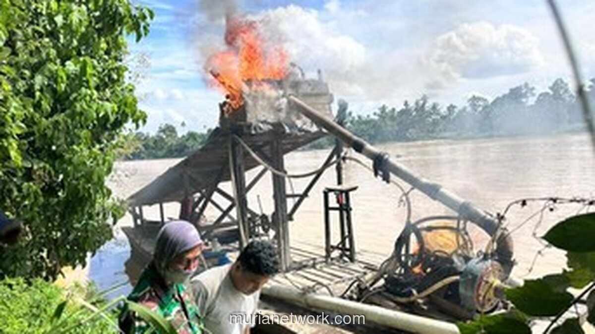 Polres Kuansing Musnahkan 12 Rakit Dompeng Ilegal di Sungai Kuantan