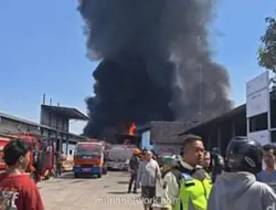 Pabrik Sandal di Karanganyar Terbakar Hebat, Lima Mobil Damkar Dikerahkan