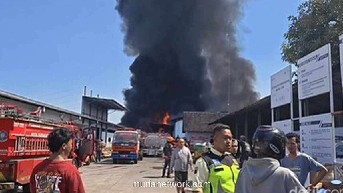 Pabrik Sandal di Karanganyar Terbakar Hebat, Lima Mobil Damkar Dikerahkan