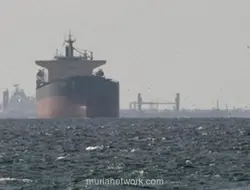 Garda Revolusi Iran Tembakkan Rudal ke Kapal Komersial di Selat Hormuz, Dua Kapal Rusak