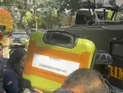 Polisi Sita 74 Kg Emas Batangan dan Uang Asing dalam Penggeledahan Rumah Mewah di Sentul
