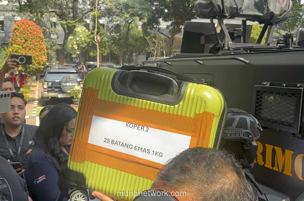 Polisi Sita 74 Kg Emas Batangan dan Uang Asing dalam Penggeledahan Rumah Mewah di Sentul