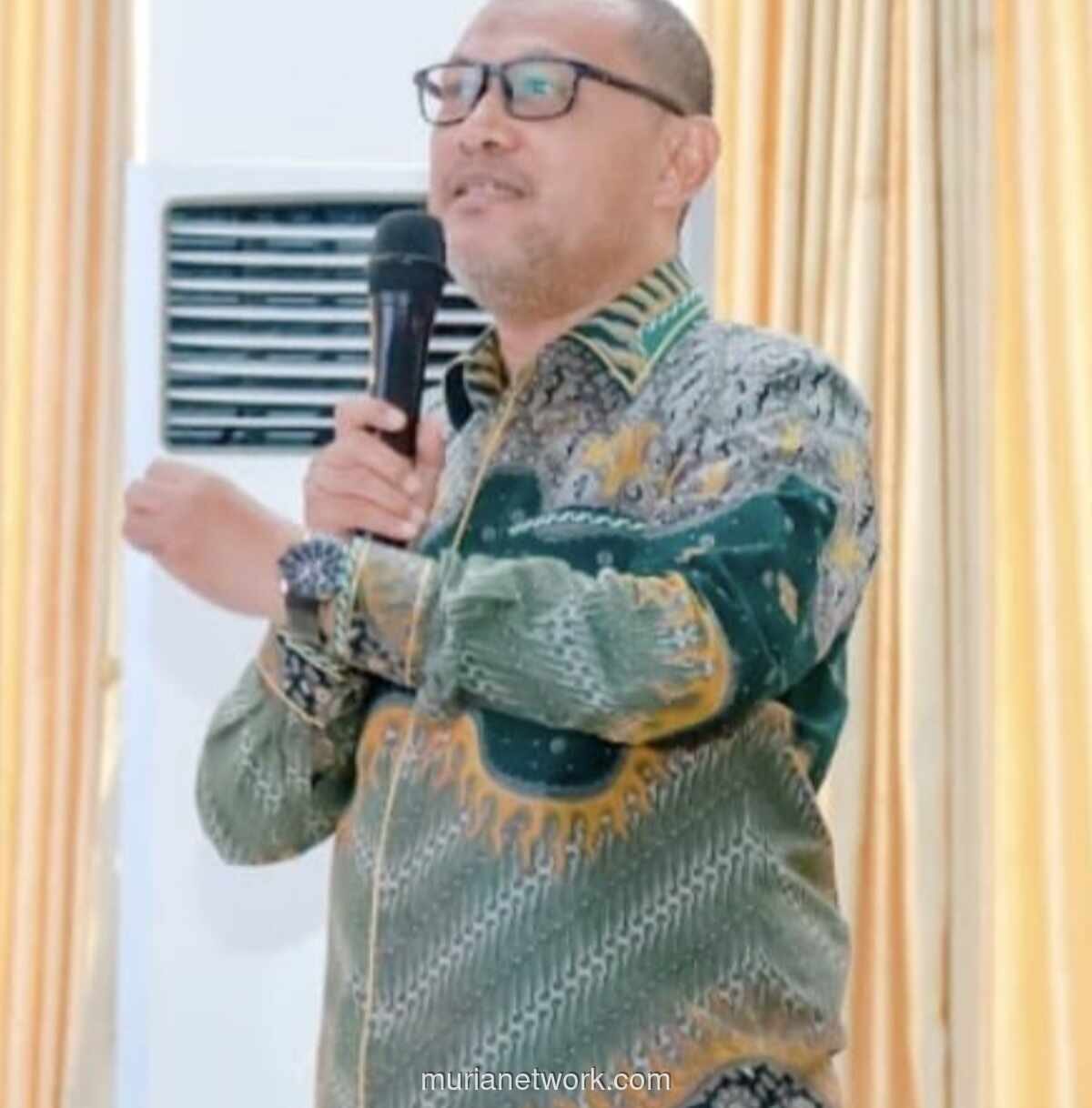 Pertumbuhan Ekonomi Tanpa Kemiskinan: Catatan Kritis atas Dekrit Presiden dan Pertarungan Ideologi