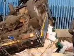 Pikap Terguling di Daan Mogot Usai Tabrak Separator Busway