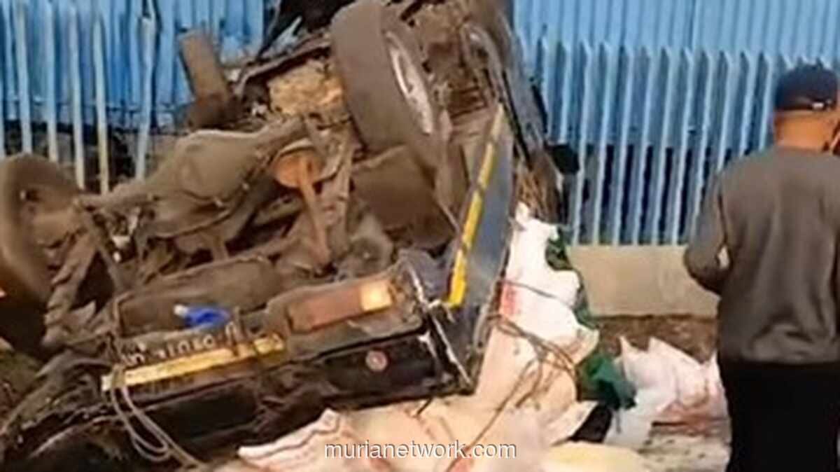Pikap Terguling di Daan Mogot Usai Tabrak Separator Busway