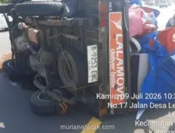Pecah Ban, Pikap Terbalik di Tol Jagorawi