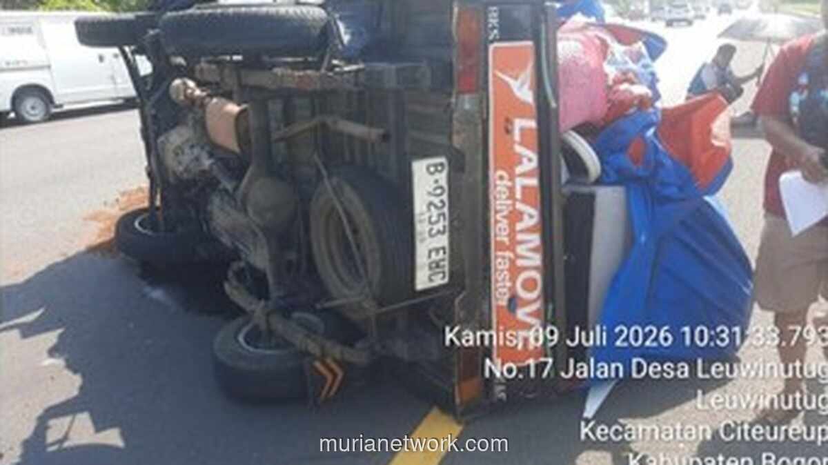 Pecah Ban, Pikap Terbalik di Tol Jagorawi