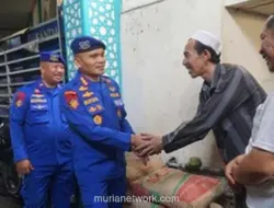 Polairud Polda Metro Jaya Serap Aspirasi Warga Pesisir Pluit, Salurkan Bantuan Sembako hingga Kursi Roda