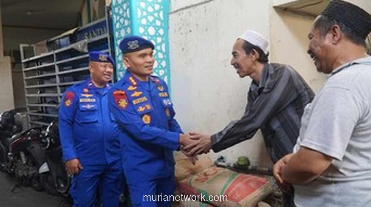 Polairud Polda Metro Jaya Serap Aspirasi Warga Pesisir Pluit, Salurkan Bantuan Sembako hingga Kursi Roda