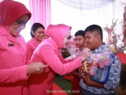 Bhayangkari Sumsel Bagikan Bantuan dan Dokumen Kependudukan untuk Siswa SLB