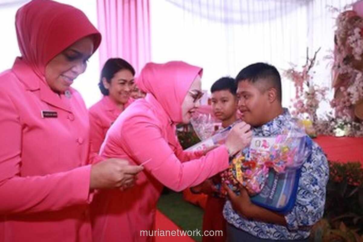 Bhayangkari Sumsel Bagikan Bantuan dan Dokumen Kependudukan untuk Siswa SLB