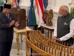 Prabowo Hadiahi Angklung ke PM India, Narendra Modi Mainkan Lagu Bollywood