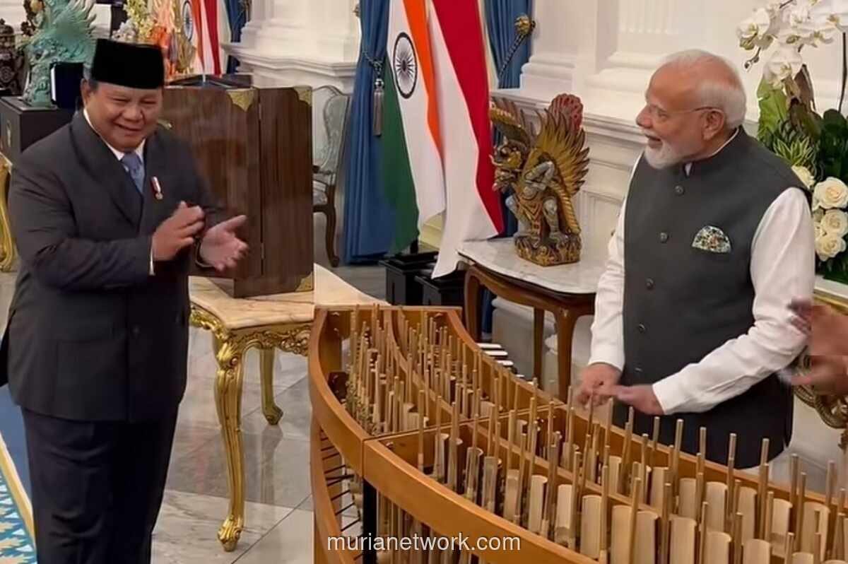 Prabowo Hadiahi Angklung ke PM India, Narendra Modi Mainkan Lagu Bollywood
