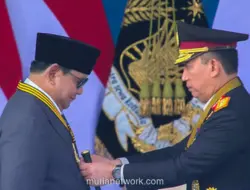 Prabowo Dianugerahi Medali Kehormatan Loka Praja Samrakshana oleh Kapolri