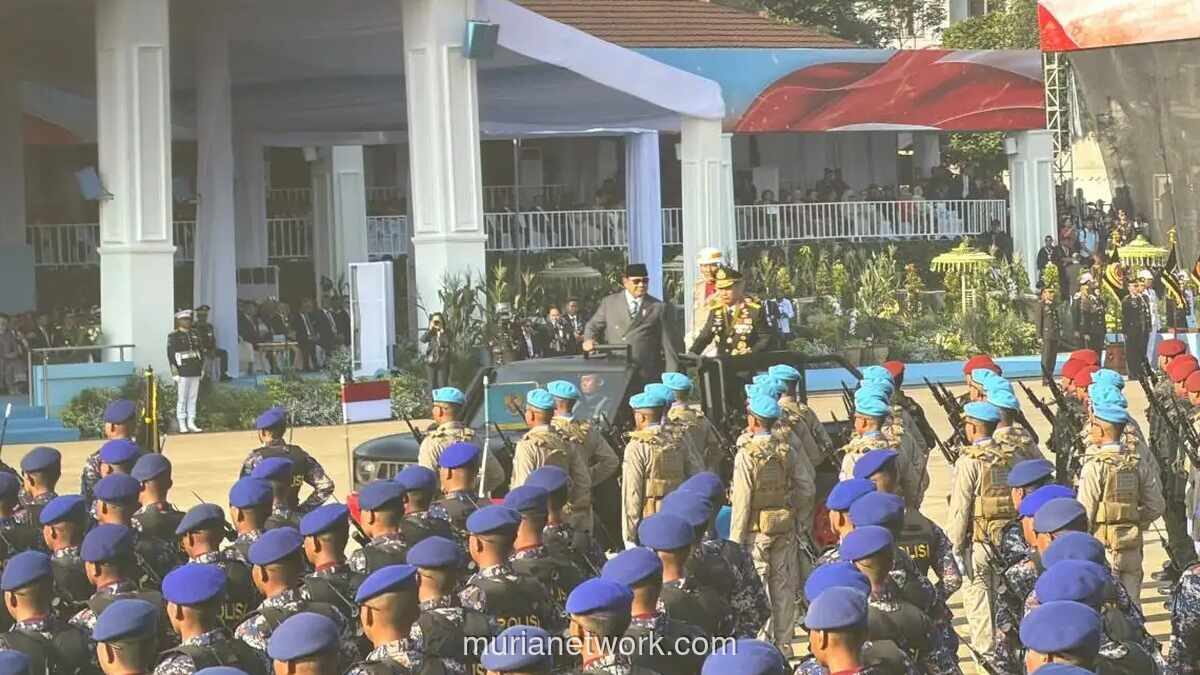 Pimpin Upacara HUT ke-80 Bhayangkara, Prabowo Periksa Pasukan Bersama Kapolri