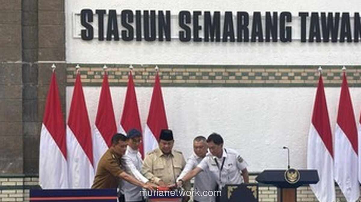 Prabowo Resmikan Pemugaran Stasiun Semarang Tawang