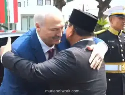 Prabowo Sambut Presiden Belarus dengan Jabat Tangan dan Pelukan Hangat di Istana Merdeka