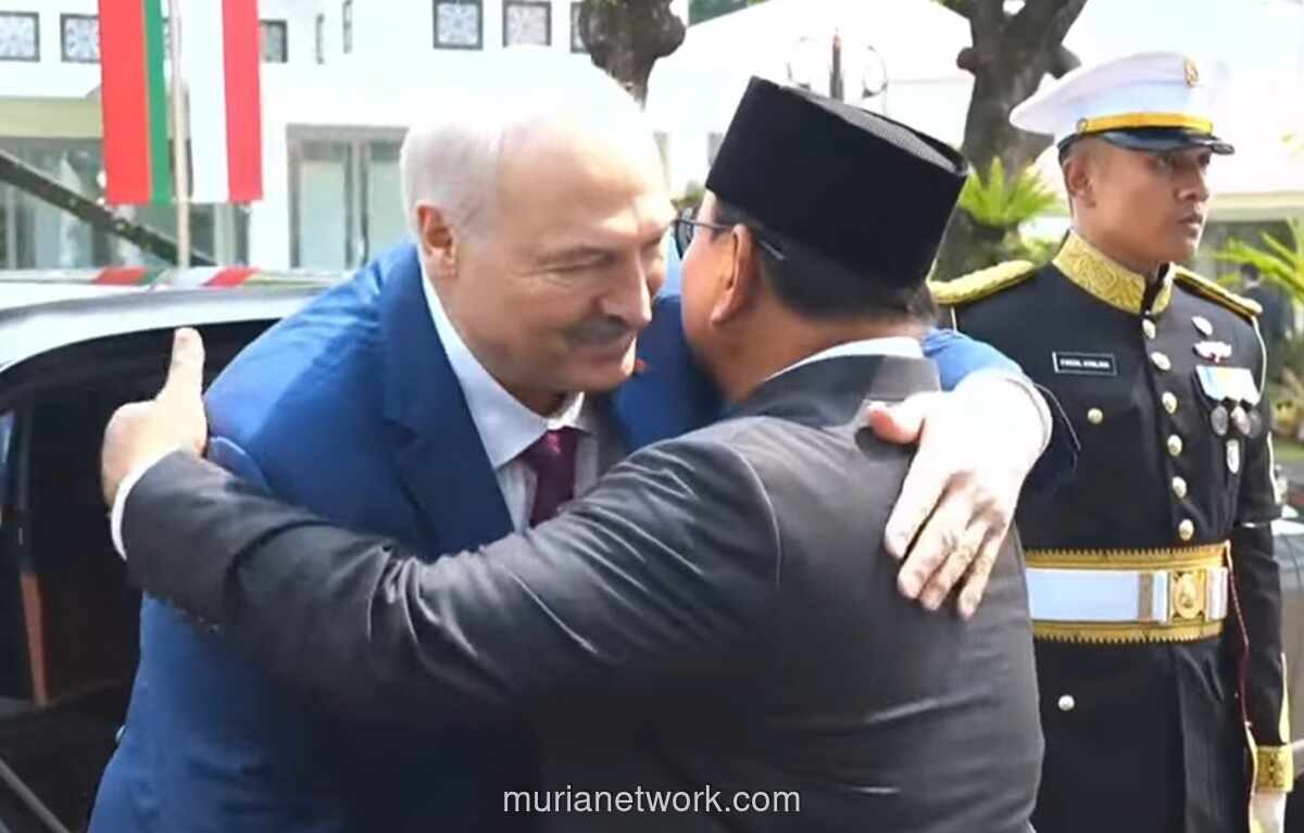 Prabowo Sambut Presiden Belarus dengan Jabat Tangan dan Pelukan Hangat di Istana Merdeka