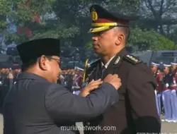 Prabowo Sematkan Bintang Bhayangkara Nararya kepada Tiga Personel Polri di Hari Bhayangkara
