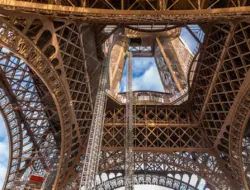 Pria Panjat Menara Eiffel, Kibarkan Bendera AS Tepat di Hari Kemerdekaan Amerika