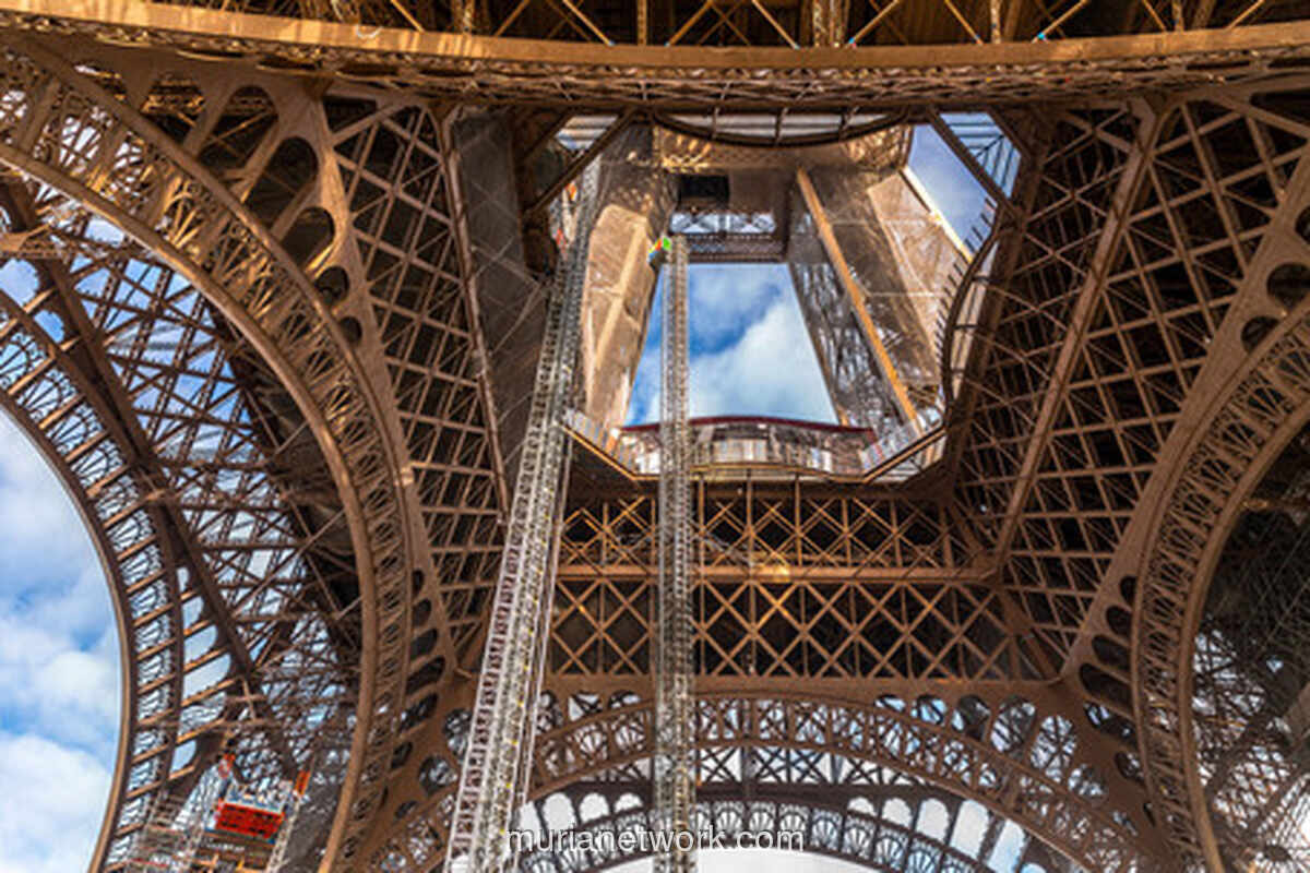 Pria Panjat Menara Eiffel, Kibarkan Bendera AS Tepat di Hari Kemerdekaan Amerika
