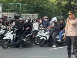 Polisi Tutup Jalan Medan Merdeka Selatan Saat Mahasiswa UNJ Demo di Patung Kuda