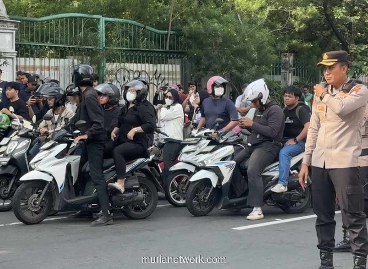 Polisi Tutup Jalan Medan Merdeka Selatan Saat Mahasiswa UNJ Demo di Patung Kuda