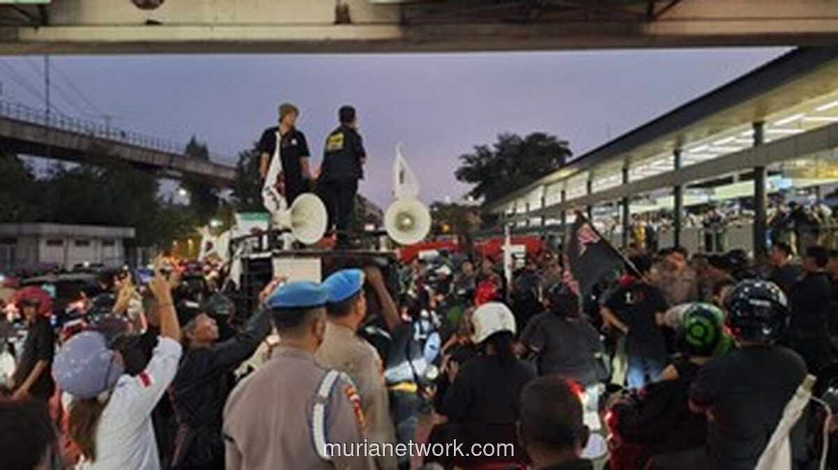 Warga Kwini VIII Demo di Depan Kodam Jaya Tolak Pengosongan Lahan